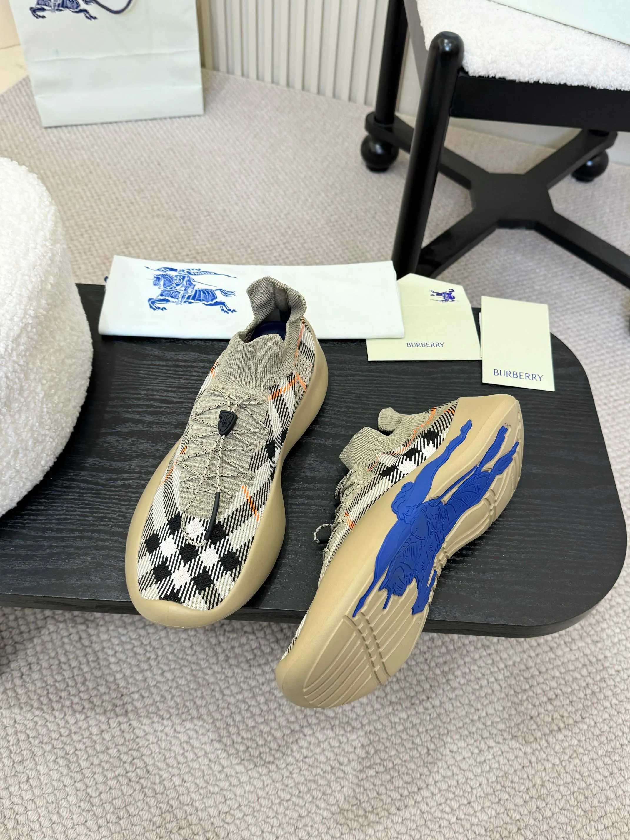 💰Men's Shoes💰680 Burberry's 2025 hot model is released, ultra-light socks and shoes, versatile, decorated with worsted Burberry plaid pattern. Featuring a mesh lining and checkered laces, the rubber sole features the archive Burberry monogram. From Burberry's iconic collection, these wardrobe staples are interpreted with the brand's signature style.   ✅Fabric: Classic cotton fly ✅Lining: Silk cow lining ✅Outsole: Ultra-light rubber foam sole ✅Color: apricot, original packaging ✅Code number: Men's 39-46 (39,46 customized)